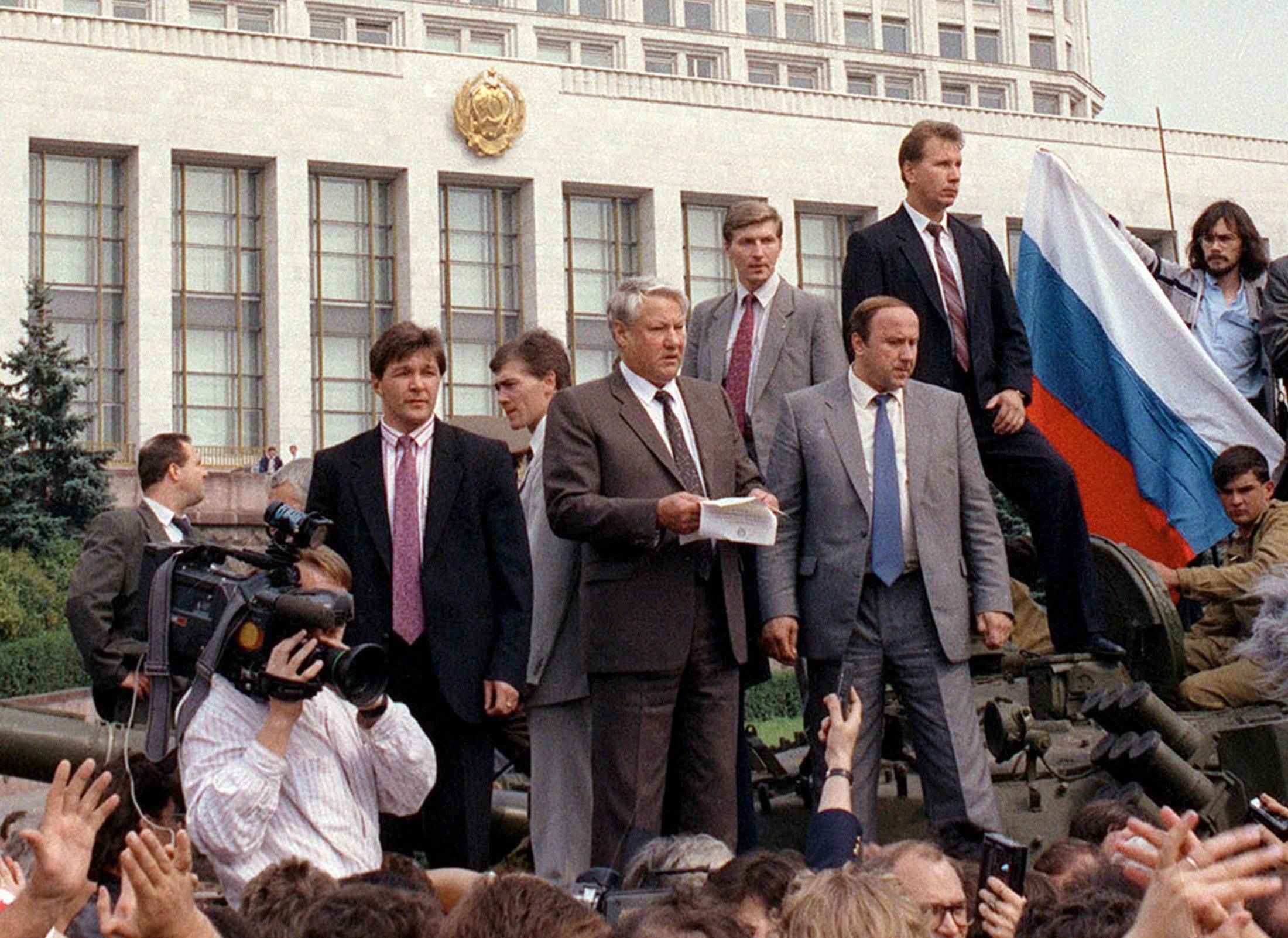 Борис Елцин и отляво до него Александър Коржаков